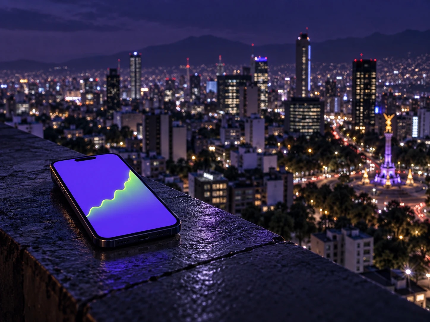 La Ciudad de México de noche; en primer plano, un celular con la gráfica de Double D
