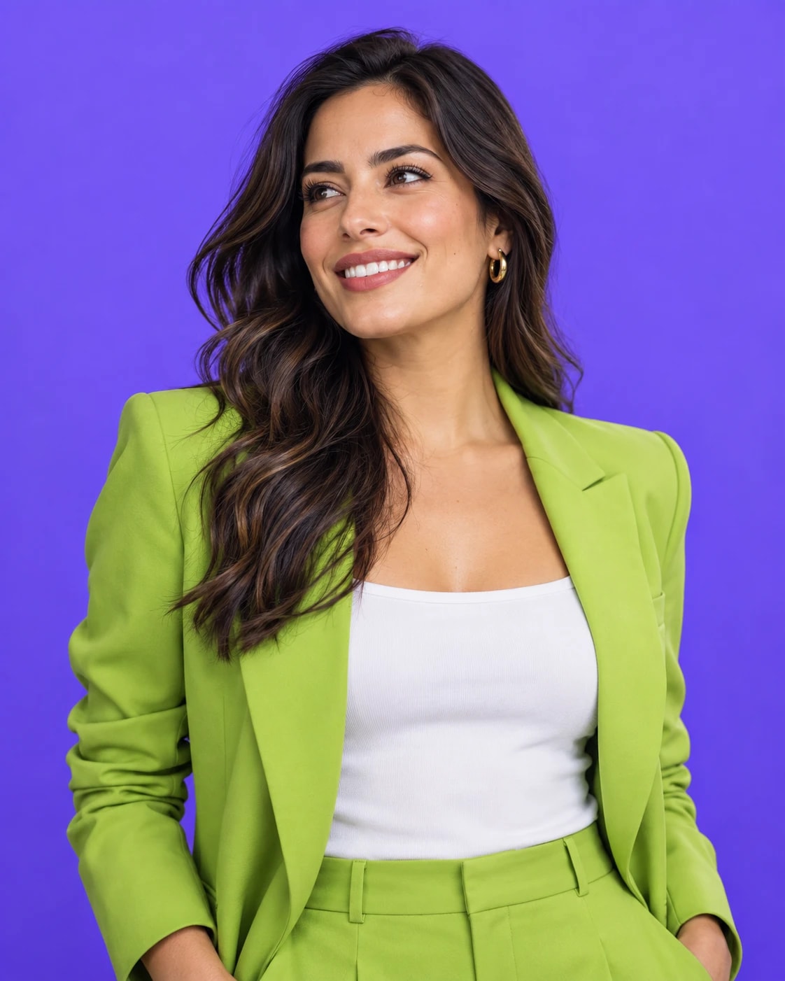 Mujer emprendedora sonriendo, con blazer verde lima